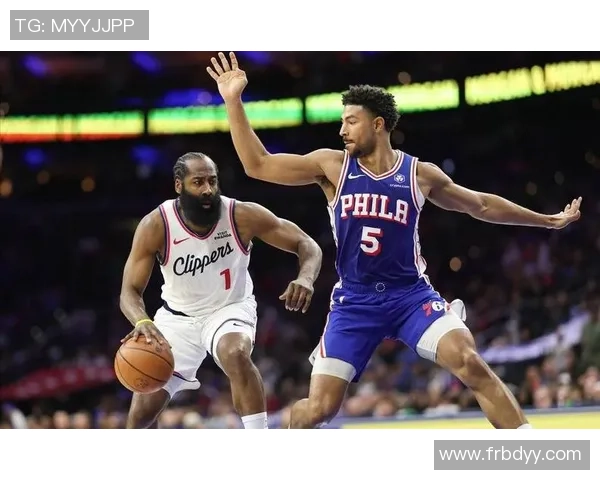 快船与独行侠的黑白对决揭示篮球战术与激情的碰撞