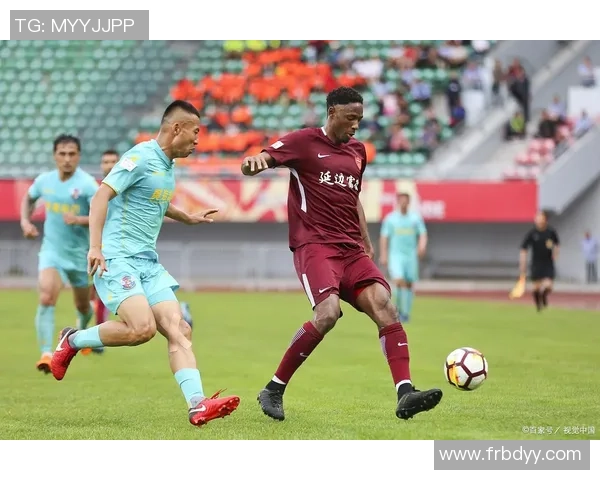 熊本深红与冈山绿雏的激烈对决展现足球魅力与团队精神 熊本深红与冈山绿雏的激烈对决展现足球魅力与团队精神